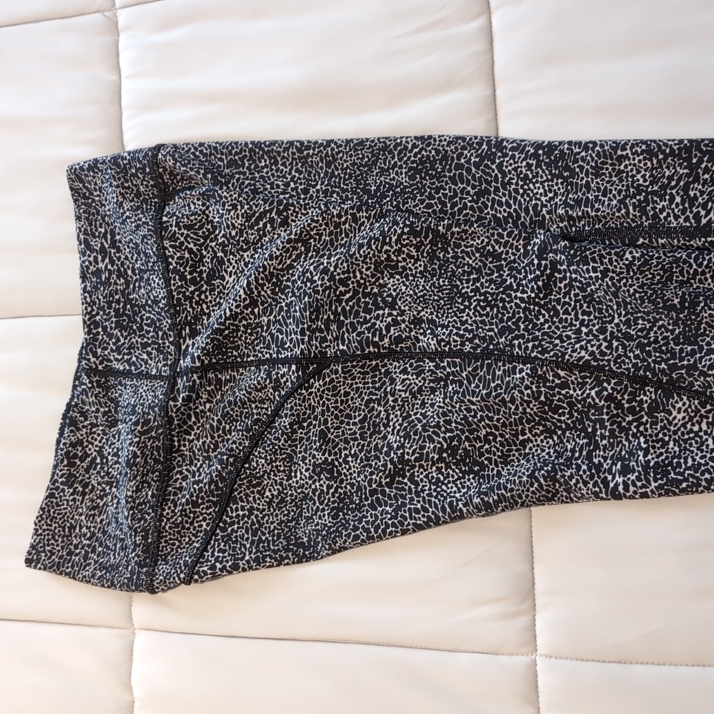 Lululemon Black And White Pattern Leggings - Picture 9 of 9